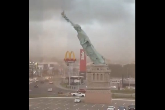 (VIDEO) SVI GLEDAJU U OVAJ NEVEROVATAN SNIMAK Statua visoka 24 metra pada kao list: Olujni vetrovi srušili kopiju Kipa slobode u Brazilu
