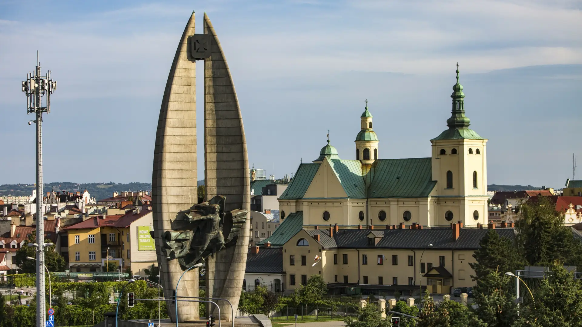 PiS chce zburzyć najbardziej dwuznaczny pomnik w Polsce. Na drodze stoją zakonnicy