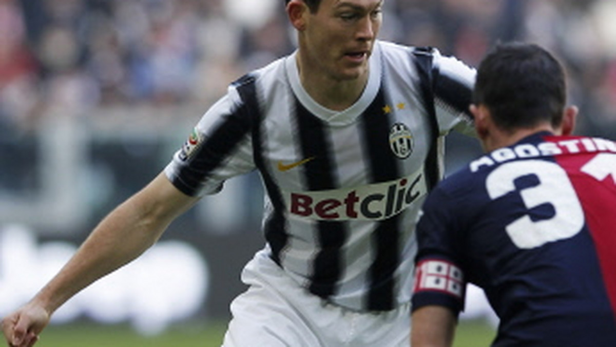 Stephan Lichtsteiner i Reto Ziegler mogą w ciągu najbliższych dwóch tygodni opuścić zespół mistrza Włoch, Juventus. Pierwszym interesuje się Paris Saint-Germain, natomiast drugi ze Szwajcarów nie mieści się w planach trenera Antonio Conte.