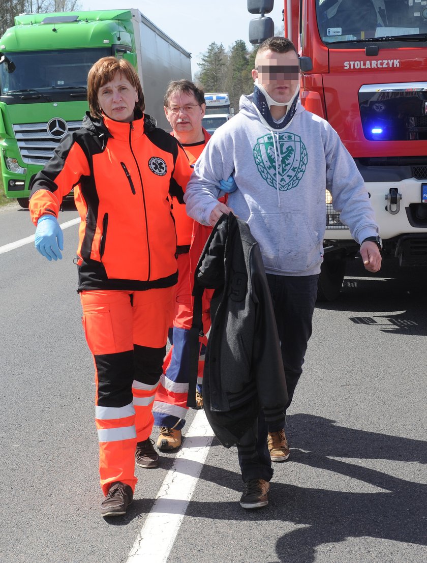 Kierowca pędził i rozbił busa z ludźmi pod Olsztynem