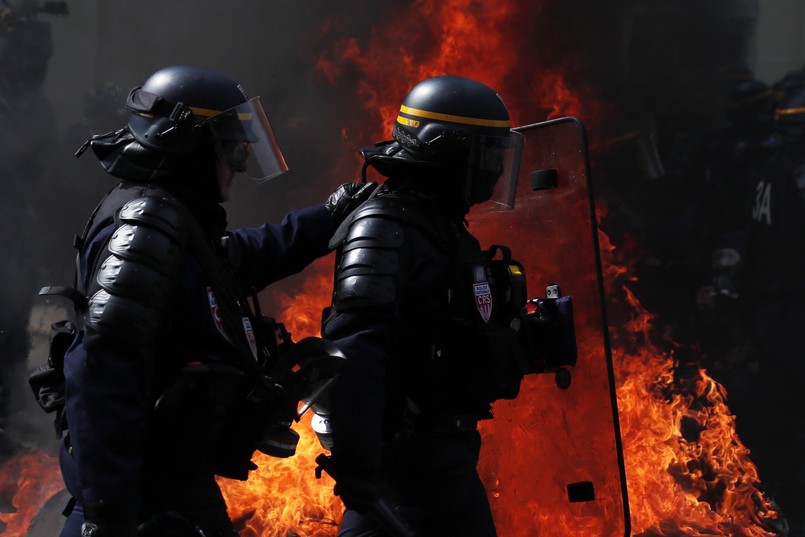 Mimo zwiększonej obecności policji jeszcze przed rozpoczęciem oficjalnej, organizowanej przez związki zawodowe manifestacji doszło do zamieszek. Według relacji świadków, manifestanci z ruchu "żółtych kamizelek" - którzy co sobotę protestują przeciw polityce gospodarczej prezydenta Emmanuela Macrona - oraz "czarnych bloków" - zamaskowanych, ubranych na czarno anarchistów i członków ugrupowań skrajnej lewicy - próbowali dostać się na czoło oficjalnego pochodu, a policja, aby ich powstrzymać, użyła gazu łzawiącego.