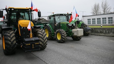 Rolnicy zablokowali drogi ekspresowe i autostrady. Lista miejsc