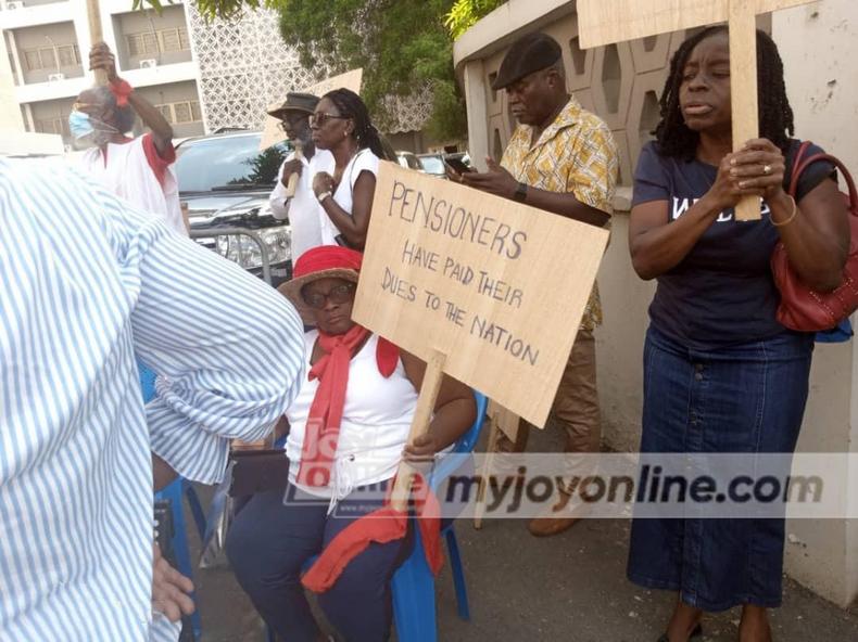 Individual pension bond holders protested at the Finance Ministry for complete exemption from DDEP