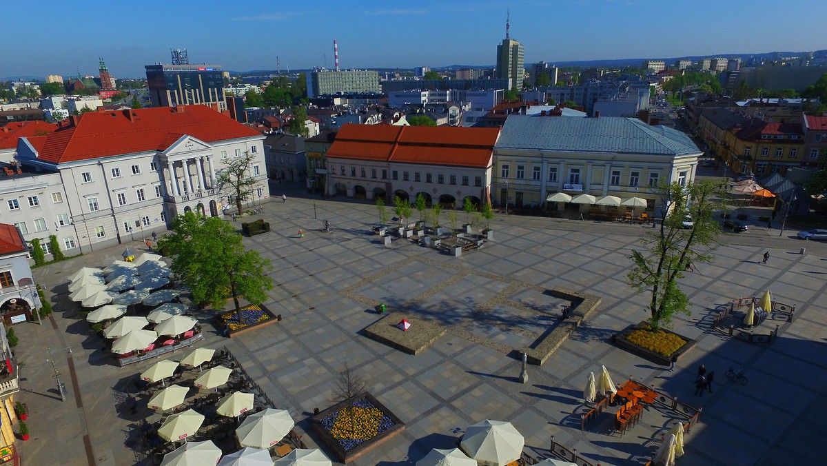 Mają nie tylko zdobić kielecki Rynek, ale przede wszystkim sprawić, że przejeżdżający przez niego kierowcy będą zdejmować nogę z gazu. Jeszcze w tym tygodniu na północnej części placu staną metalowe donice, które mają spowolnić ruch w centrum miasta. Inwestycja z pewnością pożyteczna, ale też nie tania, bo za 12 donic Miejski Zarząd Dróg zapłacił blisko 140 tysięcy złotych.