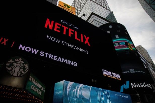 Tablica z logiem Netflixa obok Nasdaq MarketSite