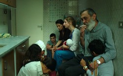 "W czterech ścianach życia". Uchodźcy w obsadzie, operatorka z Poznania, przerażająco prawdziwy film o Syrii [RECENZJA]