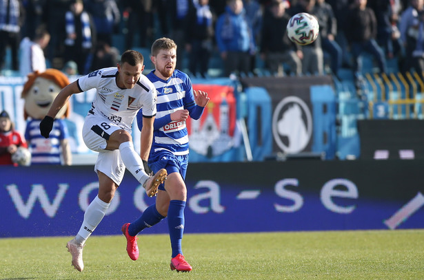 Zawodnik Wisły Płock Dominik Furman (P) i Damian Dąbrowski (L) z Pogoni Szczecin, podczas meczu 21. kolejki piłkarskiej Ekstraklasy