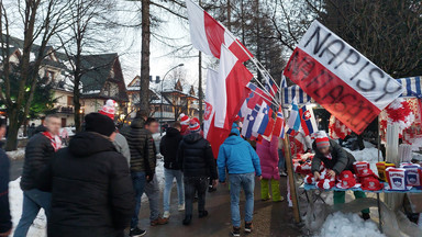 Zakopane oblegane przez kibiców. Nie wszystkim to się podoba