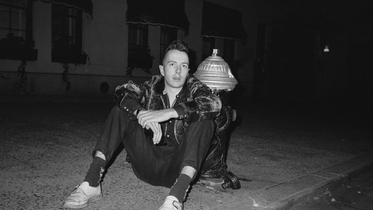 22 grudnia 2002 roku zmarł Joe Strummer, założyciel i wokalista grupy The Clash. Przyczyną śmierci była niewykryta, wrodzona wada serca.