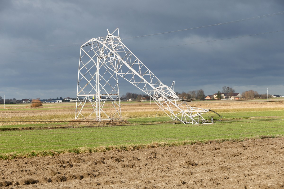 Grochowy, 23.12.2023. Zniszczenia po wichurze. Wiatr uszkodził słupy linii energetycznej oraz kilka budynków mieszkalnych i inwentarskich