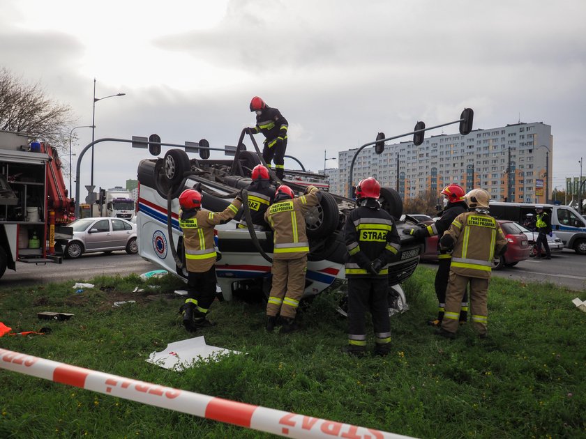 Groźny wypadek karetki w Łodzi