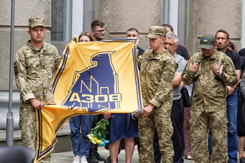 Członkowie Brygady Azow w Odessie upamiętniają śmierć jednego z żołnierzy jednostki, lipiec 2023 r.