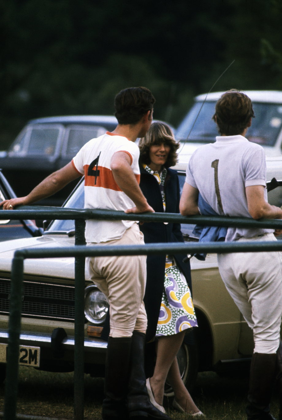 Książę Karol rozmawia z Kamilą Parker-Bowles podczas meczu polo, około 1972 r.