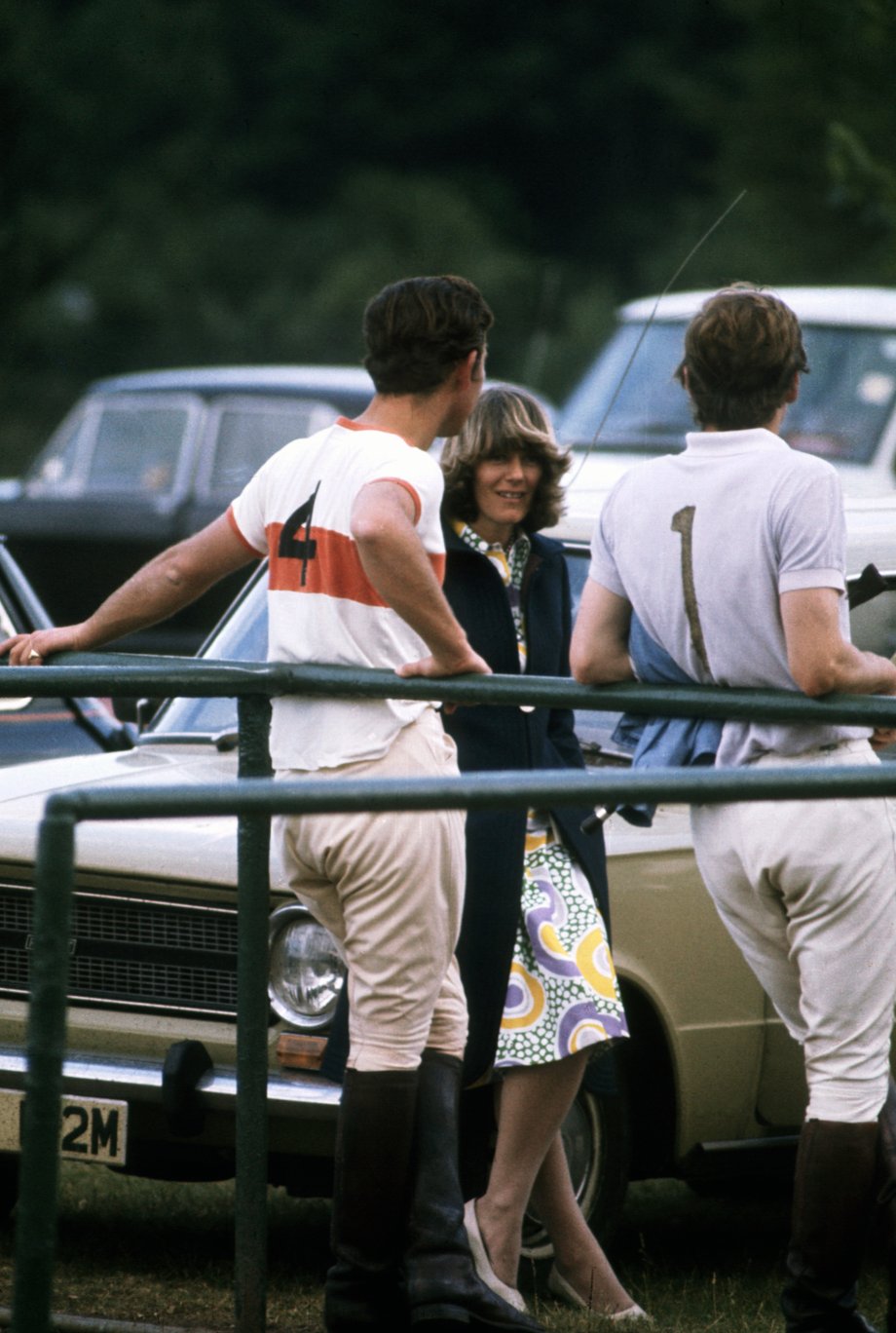 Książę Karol rozmawia z Kamilą Parker-Bowles podczas meczu polo, około 1972 r.