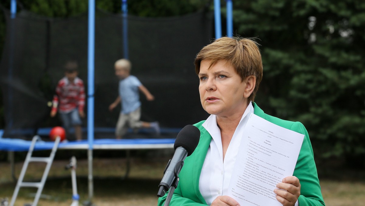 Kandydatka PiS na premiera Beata Szydło zaprezentowała projekt, zgodnie z którym rodzice otrzymywaliby 500 zł miesięcznie na drugie i kolejne dziecko, a w mniej zamożnych rodzinach również na pierwsze dziecko. To będzie pierwszy projekt, jaki zrealizuję - zapowiedziała.