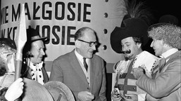 tak naprawdę nazywał się jan brzechwa. nazwisko zmienił po wojnie