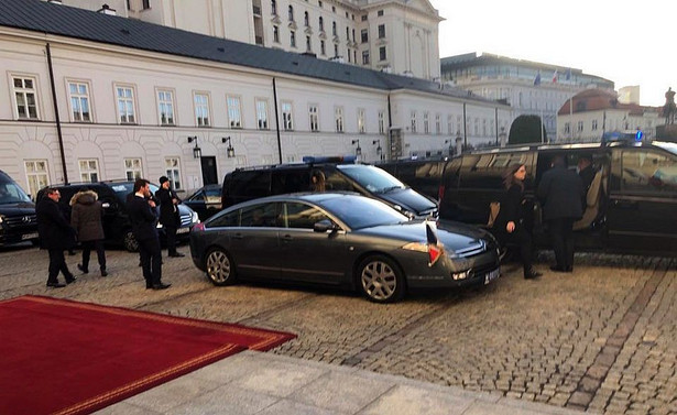 Awaria limuzyny Macrona. Od prezydenta Dudy wyjechał nieopancerzonym autem