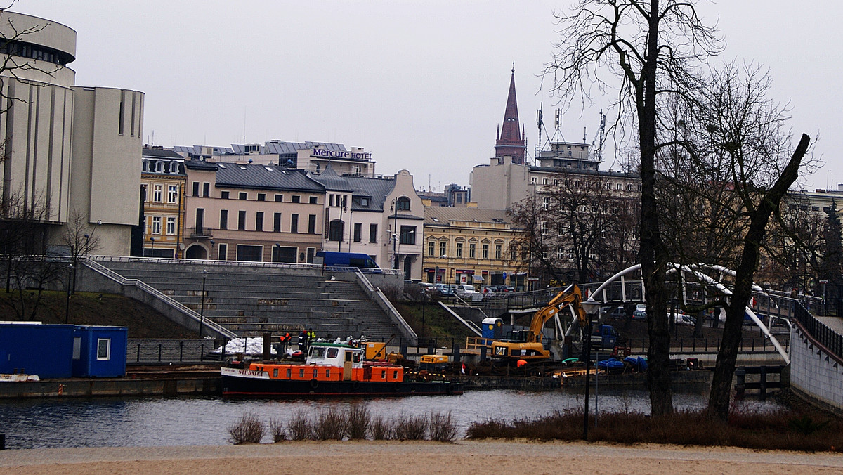 Budowa koncertowego pomostu przy amfiteatrze Opery Nova w Bydgoszczy znów idzie pełną parą. Instalacja ma być gotowa w czerwcu.