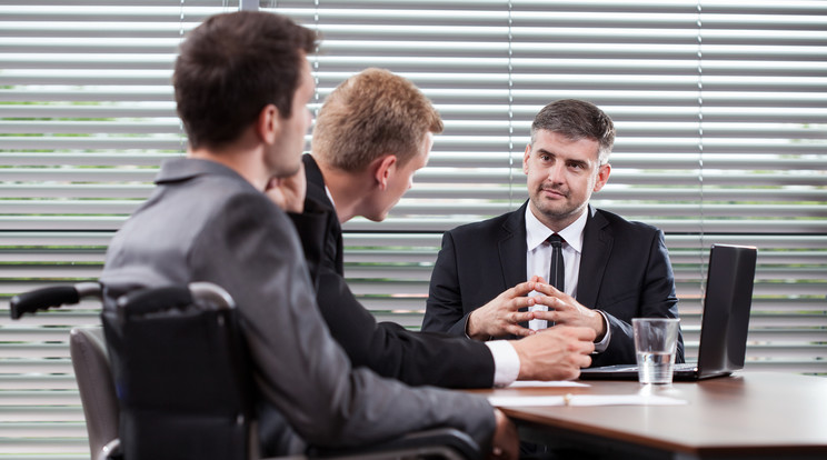 Ma már van olyan bank, 
ahol külön kijelölt pénzügyi munkatárs segítségével intézhetik 
banki ügyeiket a kerekesszékesek / Fotó: iStock