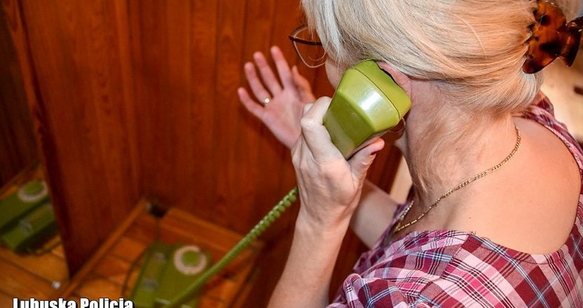 Straszne telefony do seniorów. Emeryci słuchają jak ich bliscy cierpią z powodu COVID-19. Policja: dzwoniący są oszustami!