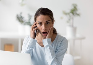 uplašena žena priča na telefon