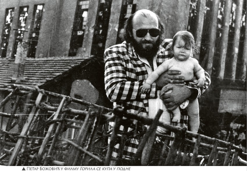 Gorila se kupa u podne