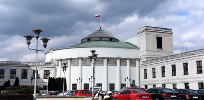 Samochód TVP odholowany spod gmachu Sejmu. Powód? [FILM]