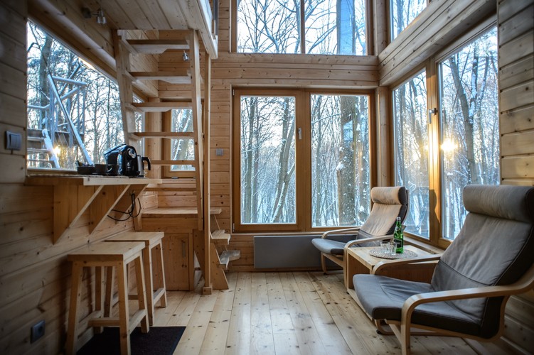 Jak na obiekty zbudowane na drzewach, domki są całkiem spore. Każdy z nich ma nieco ponad 20 m kw. powierzchni użytkowej, na której goście znajdą wszystko, co niezbędne do wypoczynku, nawet  łazienkę z toaletą i prysznicem. 

<br><br>  fot.(wp/mr) PAP/Wojciech Pacewicz