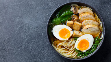 Jak zrobić ramen? Ta azjatycka zupa skradła serca Polaków