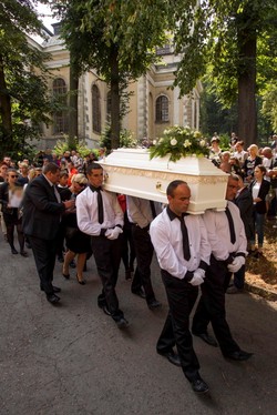 Cicha manifestacja na pogrzebie 10-letniej Kamili. ZDJĘCIA