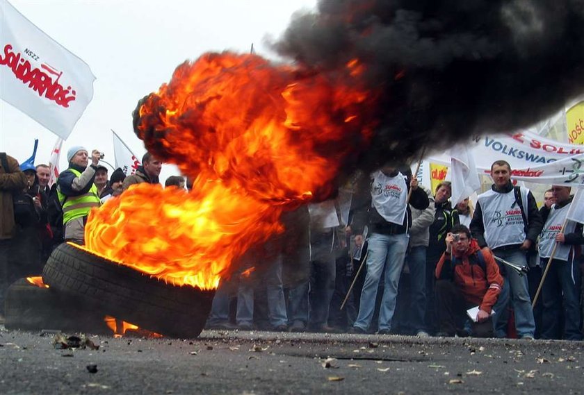 Opony płoną na demonstracjach