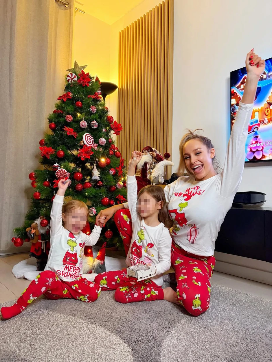 Luna Đogani sa ćerkama