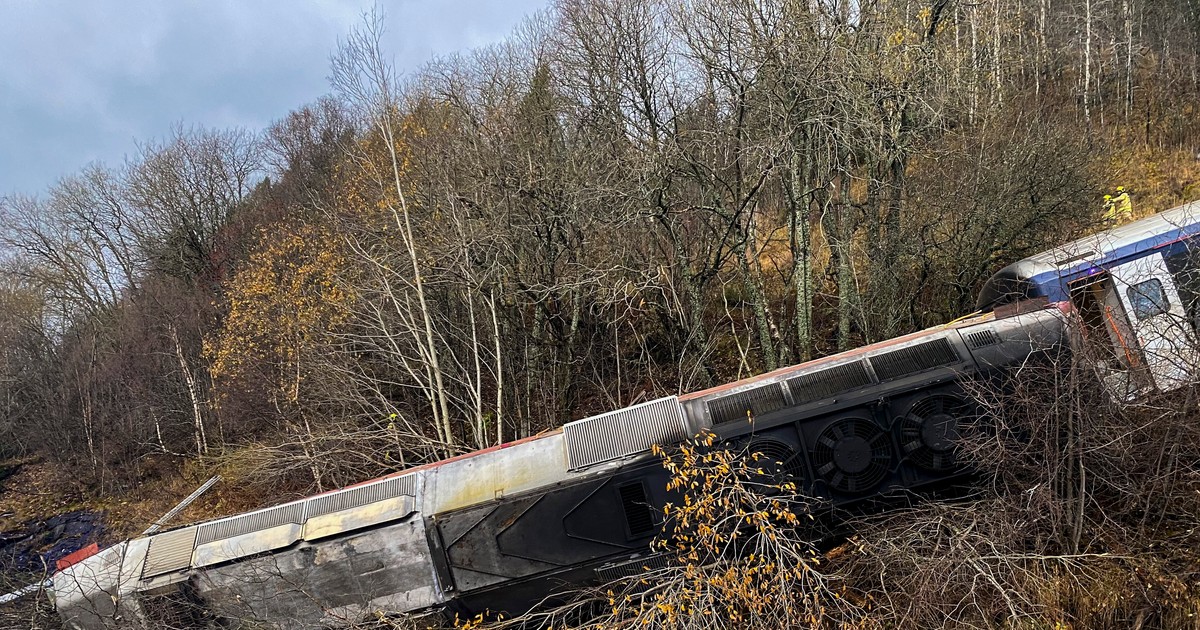 Fotókon a horrorbaleset: kisiklott egy vonat Norvégiában, halálos áldozat is van