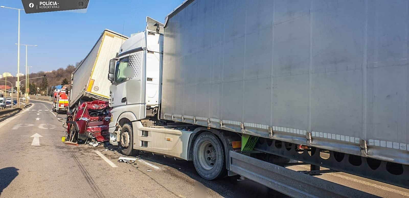V Košiciach zatlačil kamión osobné auto pod náves druhého kamióna.