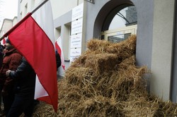 Obornikiem i słomą. Rolnicy protestowali przed siedzibami PO i PiS w Białymstoku