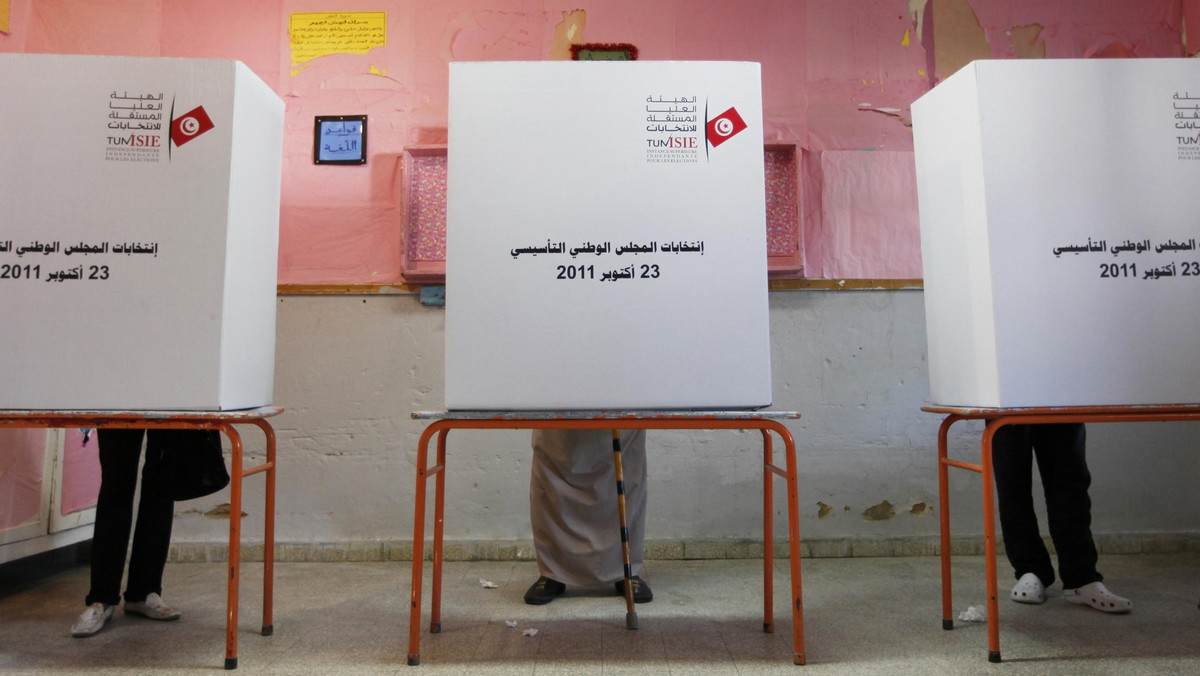 Zwycięskie umiarkowane ugrupowanie islamskie Hizb an-Nahda (Partia Odrodzenie) podało dziś, powołując się na nieoficjalne dane, że w niedzielnych wyborach do konstytuanty w Tunezji zdobyło ponad 40 procent miejsc.