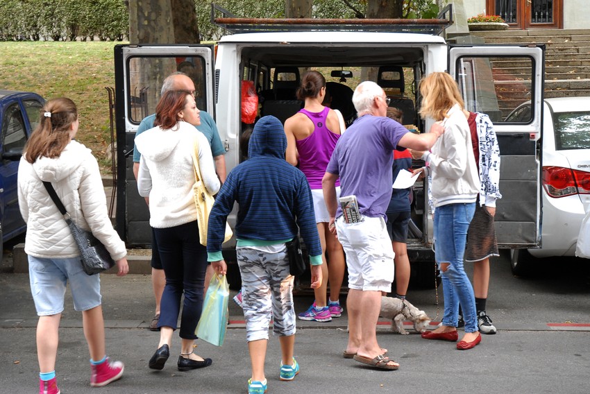 Mušterije hrle ka prodavcima polovnih knjiga