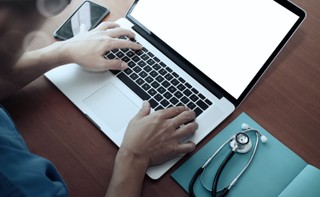 Co zrobić, gdy na zwolnieniu lekarskim jest błąd? [PORADNIA UBEZPIECZENIOWA]