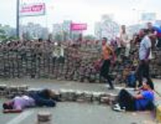 Zamieszki w Egipcie: armia rozpoczęła walkę na trzy fronty