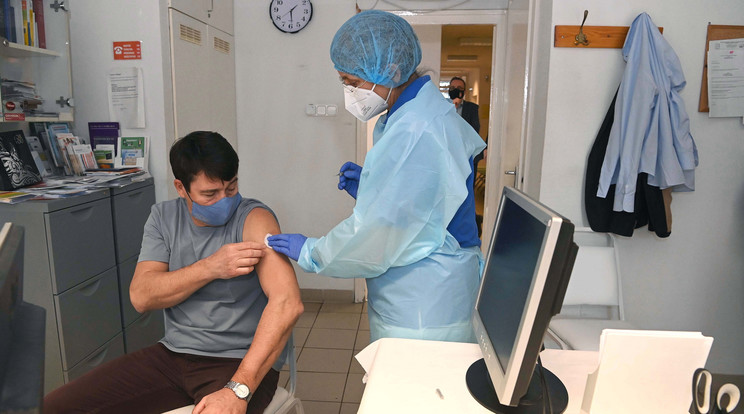 A köztársasági elnök néhány nappal ezelőtt kapta meg az értesítést háziorvosától, hogy sorra kerül és kínai vakcinát ajánlott fel neki /Fotó: MTI/Bruzák Noémi 