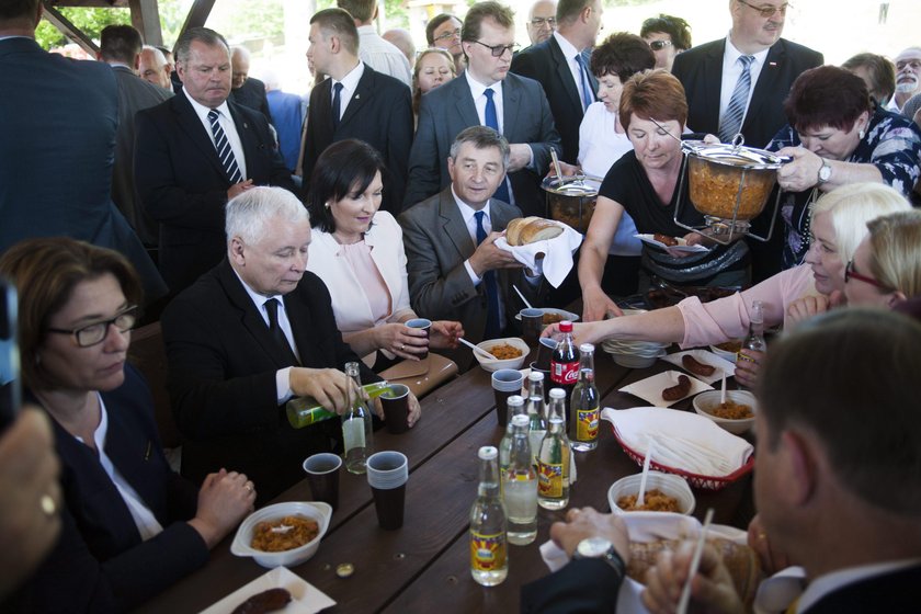 Posiedzenie klubu PiS w Strachocinie. Tak bawią się posłowie!