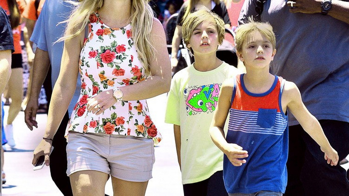 Britney Spears z synami w Disneylandzie