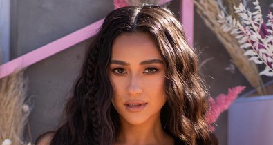 Shay Mitchell szülése utáni kockás hasát látnod kell