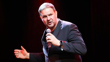 karolak z piwem jako święty mikołaj w reklamie. „oswajanie dzieci z al