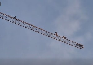 Rizičan poduhvat, popeli se na dizalicu