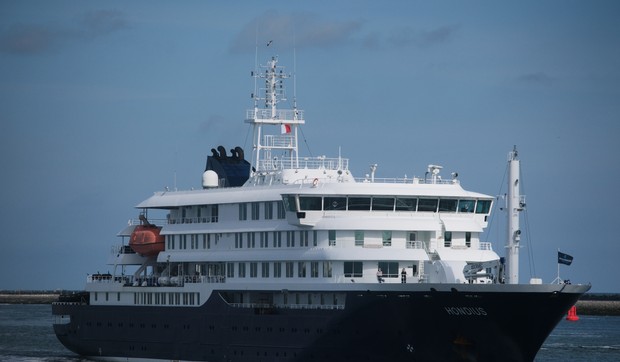 "MV Hondijus", luksuzni kruzer u centru epidemije hantavirusa, stigao je u holandsku luku Roterdam