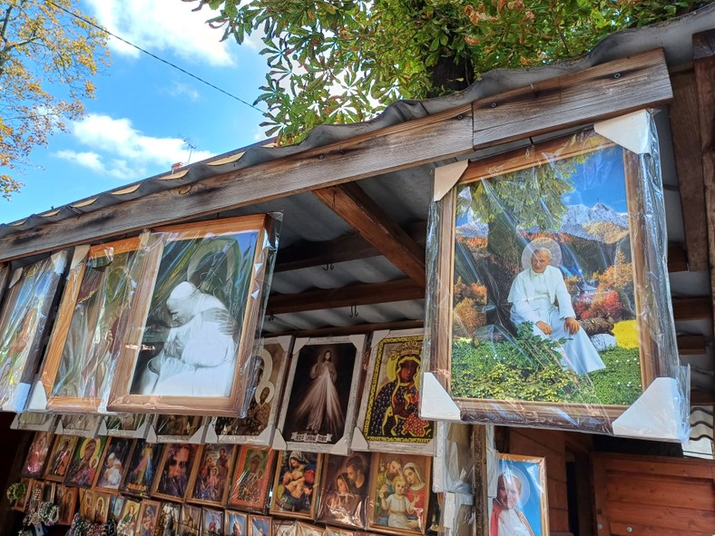 La exposición en Czestochowa también incluye numerosos retratos de Juan Pablo II