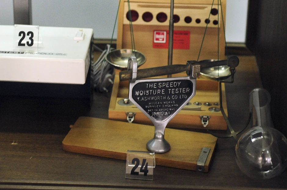 Laboratorijska oprema sa vagom za analiza droge i otkrivanje tajnih mastila