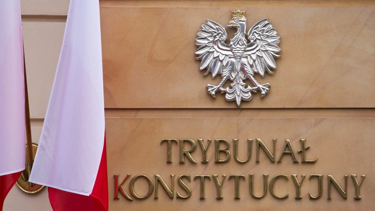 Senat przyjął z poprawkami nową ustawą o Trybunale Konstytucyjnym. Jeszcze na obecnym posiedzeniu Sejm ma je rozpatrzeć. Część senatorów przyjęła wyniki głosowania okrzykami: "Konstytucja!"