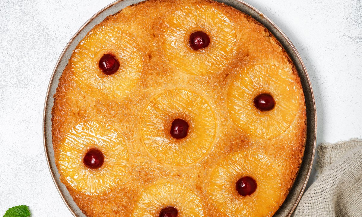 Swojskie jabłka i egzotyczny ananas. Ciasto bez pieczenia dla leniuszków